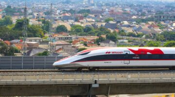 Pemanfaatan teknologi digital dalam pembelian tiket kereta cepat Whoosh. Foto : KCIC