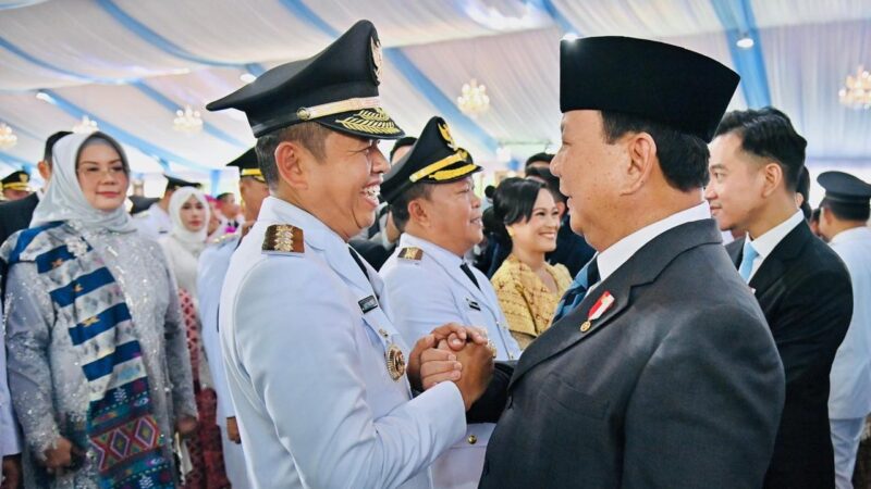Gubernur Jawa Barat Dedi Mulyadi bersama Presiden RI Prabowo Subianto Sesaat setelah Pelantikan Kepala Daerah di Kompleks Istana Kepresiden Jakarta pada Kamis, 20 Februari 2025