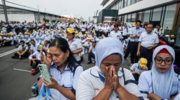 Buruh dan karyawan mendengarkan pidato dari direksi perusahaan di Pabrik Sri Rejeki Isman Tbk (Sritex) di Sukoharjo, Jawa Tengah, Jumat (28/2/2025). ANTARA FOTO/Mohammad Ayudha/foc.