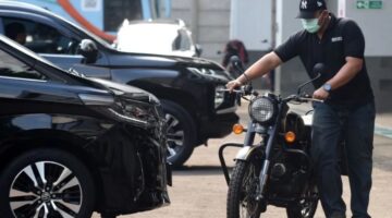 Petugas KPK membawa motor Royal Enfield sitaan milik mantan Gubernur Jawa Barat Ridwan Kamil di Rumah Penyimpanan Benda Sitaan dan Barang Rampasan (Rupbasan) KPK, Cawang, Jakarta, Jumat (25/4/2025). . ANTARA FOTO/Indrianto Eko Suwarso/Spt.