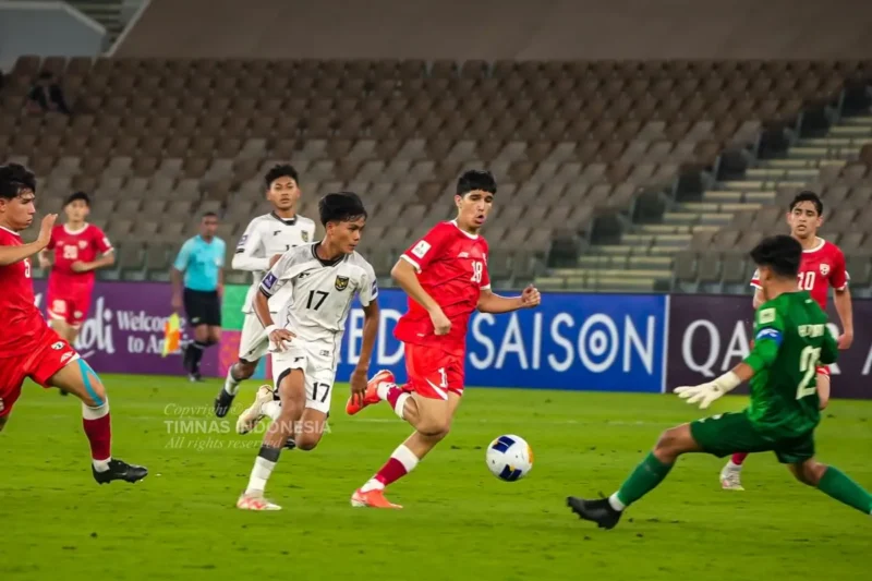 Pemain timnas U-17 Indonesia Rafi Rasyiq beraksi pada laga melawan Afganistan U-17 dalam laga terakhir Grup C Piala Asia U-17 2025 di Stadion Prince Abdullah Al Faisal, Jumat (11/4/2025) dinihari WIB. Pertandingan ini dimenangkan Indonesia dengan skor 2-0. (ANTARA/HO-PSSI)