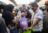 Pemkot Cirebon saat melaksanakan program bank sampah di Kota Cirebon, Jawa Barat, Sabtu (7/6/2025). ANTARA/HO-Pemkot Cirebon.
