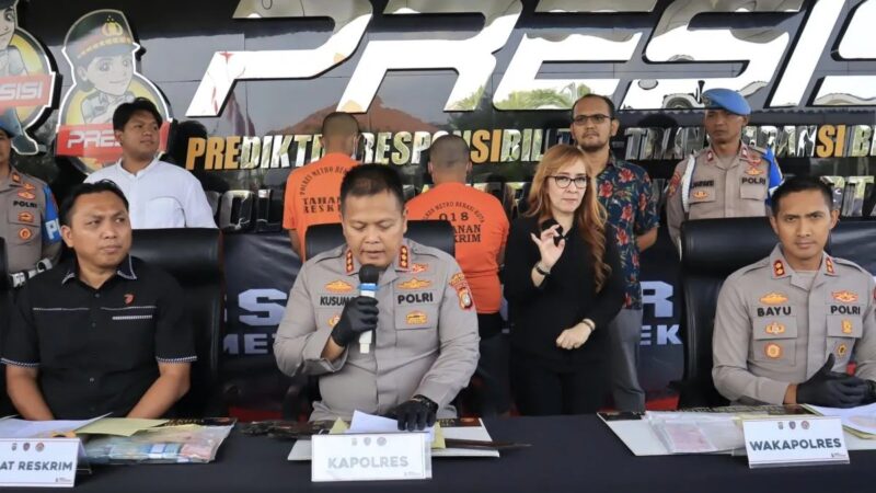 Kapolres Metro Bekasi Kota Kombes Pol Kusumo Wahyu Bintoro (tengah) saat konferensi pers di Polres Metro Bekasi Kota, Jumat (25/7/2025). ANTARA/HO-Humas Polres Metro Bekasi Kota
