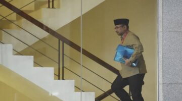 Mantan Menteri Agama Yaqut Cholil Qoumas berjalan ke ruang pemeriksaan di Gedung Merah Putih KPK, Jakarta, Kamis (7/8/2025). Yaqut Cholil Qoumas akan dimintai keterangan oleh KPK dalam penyelidikan kasus dugaan korupsi kuota haji khusus 2024. ANTARA FOTO/Indrianto Eko Suwarso/tom.
