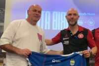 Pelatih PERSIB, Bojan Hodak dan asisten pelatih Western Sydney Wanderers, Nahuel Arrarte berfoto bersama di Graha PERSIB, Kamis, 31 Juli 2025. (PERSIB.co.id/M. Jatnika Sadili)