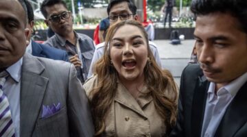 Selebgram Lisa Mariana Presley Zulkandar (tengah) didampingi kuasa hukum tiba untuk menjalani pemeriksaan sebagai saksi di Gedung Merah Putih KPK, Jakarta, Jumat (22/8/2025). Lisa Mariana diperiksa sebagai saksi dalam kasus dugaan korupsi proyek pengadaan iklan pada Bank Pembangunan Daerah Jawa Barat dan Banten (BJB) periode 2021-2023. ANTARA FOTO/Bayu Pratama S/nz