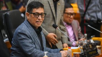 Ketua Badan Legislasi (Baleg) DPR Bob Hasan memimpin rapat kerja dengan Kementerian Hukum di Kompleks Parlemen, Senayan, Jakarta, Selasa (9/9/2025). Baleg DPR mengusulkan agar Rancangan Undang-Undang (RUU) tentang Perampasan Aset untuk dimasukkan ke dalam Program Legislasi Nasional (Prolegnas) Prioritas untuk dibahas pada tahun 2025. ANTARA FOTO/Rivan Awal Lingga/foc