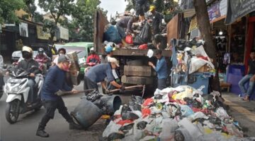 Tumpukan Sampah di Jalan Cicadas Kota Bandung yang sedang dibersihkan dan diangkut petugas kebersihan