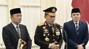 Kapolri Jenderal Pol. Listyo Sigit Prabowo (tengah) didampingi oleh Menteri Sekretaris Negara Prasetyo Hadi (kiri) dan Sekretaris Kabinet Teddy Indra Wijaya (kanan) di Istana Merdeka, Jakarta, Jumat (7/11/2025) memberikan keterangan mengenai ledakan di SMAN 72 Jakarta. ANTARA/Fathur Rochman.