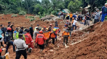Foto : Tim gabungan melakukan operasi pencarian dan pencarian dalam bencana tanah longsor yang terjadi di Kecamatan Majenang, Kabupaten Cilacap, Jawa Tengah, Jumat (14/11). (istimewa)