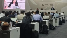 Staf Ahli Menteri Kehutanan Bidang Perubahan Iklim, Haruni Krisnawati (tampak dalam layar) memberikan pemaparan terkait pasar karbon dalam Sidang CMA7 COP30 di Belém, Brasil. (Antara/HO/Kementerian Kehutanan)