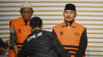 Bupati Bekasi Ade Kuswara Kunang (kanan) bersama ayahnya H. M. Kunang (kiri) dihadirkan saat konferensi pers penahanan usai terjaring operasi tangkap tangan (OTT) di Gedung Merah Putih KPK, Jakarta, Sabtu (20/12/2025). KPK menahan Bupati Bekasi Ade Kuswara Kunang, ayah bupati H. M. Kunang, dan pihak swasta Sarjan setelah ditetapkan tersangka dugaan tindak pidana korupsi terkait suap ijon proyek di Kabupaten Bekasi. ANTARA FOTO/Hafidz Mubarak A/nz