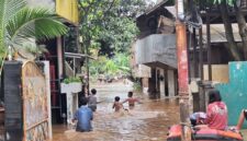 Suasana lokasi banjir di Pejaten Timur pada pagi hari pasca hujan deras melanda Jakarta, Jumat (30/1/2026). ANTARA/Luthfia Miranda Putri/aa