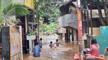 Suasana lokasi banjir di Pejaten Timur pada pagi hari pasca hujan deras melanda Jakarta, Jumat (30/1/2026). ANTARA/Luthfia Miranda Putri/aa