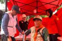 Salah satu relawan saat diberi vaksin sebelum melakukan pencarian terhadap korban longsor di Desa Pasirlangu, Kecamatan Cisarua, Bandung Barat, Jawa Barat, Jumat (30/1/2026). ANTARA/Rubby Jovan