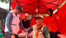 Salah satu relawan saat diberi vaksin sebelum melakukan pencarian terhadap korban longsor di Desa Pasirlangu, Kecamatan Cisarua, Bandung Barat, Jawa Barat, Jumat (30/1/2026). ANTARA/Rubby Jovan
