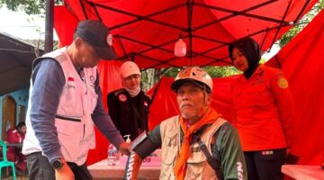 Salah satu relawan saat diberi vaksin sebelum melakukan pencarian terhadap korban longsor di Desa Pasirlangu, Kecamatan Cisarua, Bandung Barat, Jawa Barat, Jumat (30/1/2026). ANTARA/Rubby Jovan