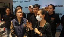 Orang tua korban penculikan anak menyampaikan apresiasi kepada polisi di Mapolres Metro Bekasi, Jumat.ANTARA/Pradita Kurniawan Syah.